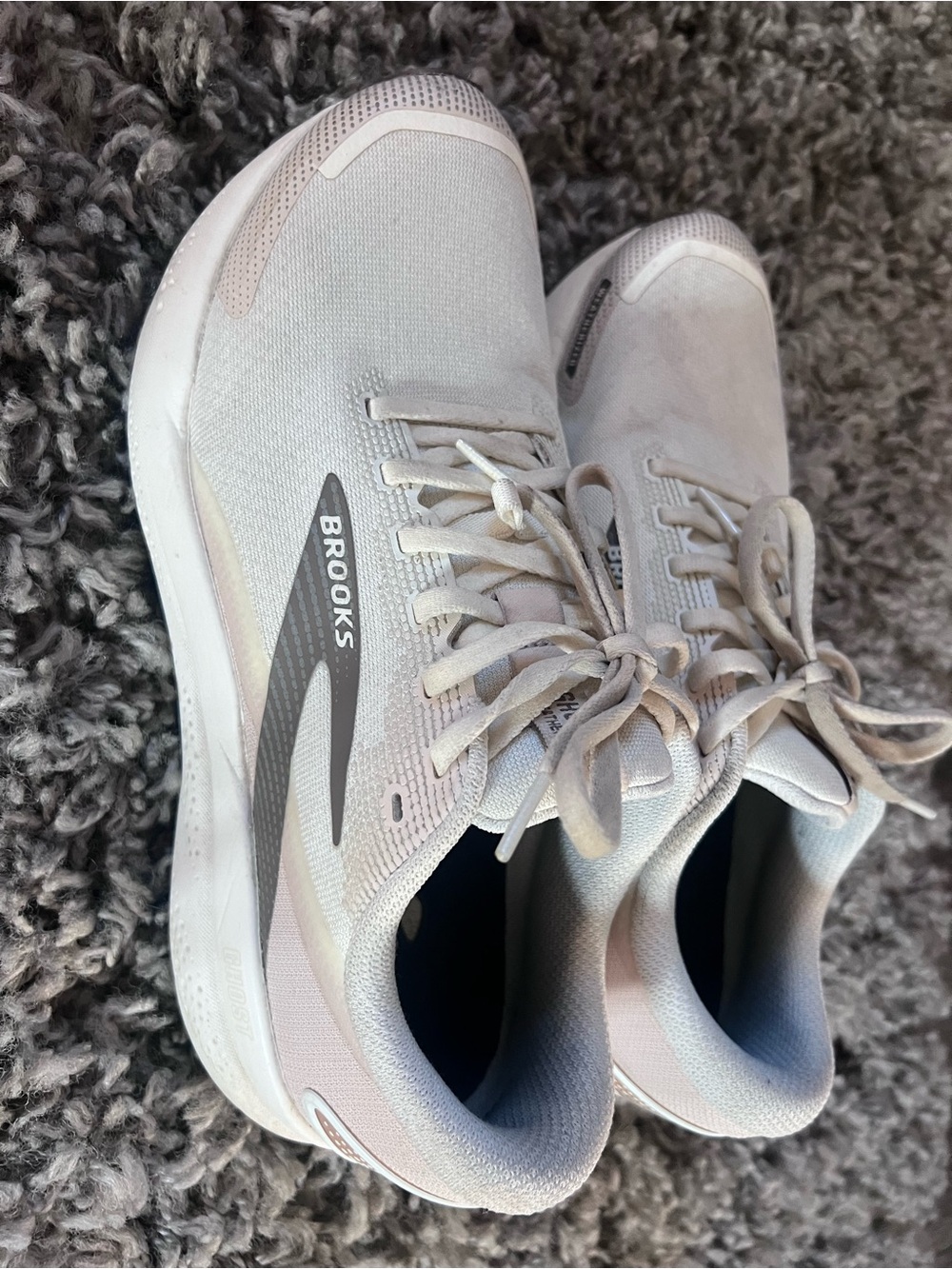 Brooks Ghost 16 Weatherized Women’s Running Shoes in Light Gray and White